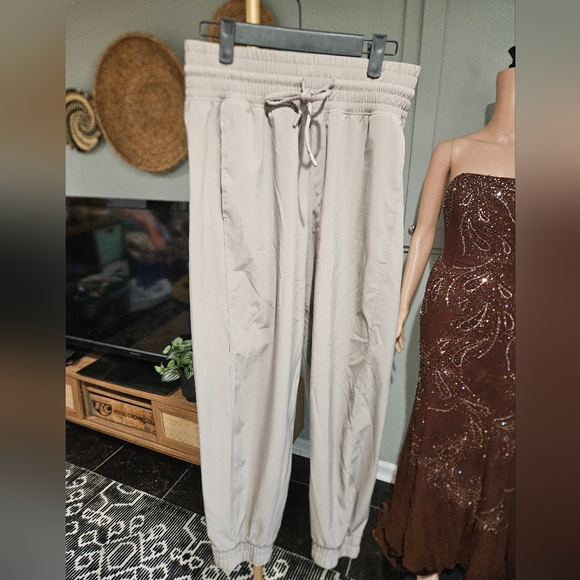 Abercrombie YPB motionTEK Joggers  High Rise In Oat. Size Small Short - Picture 14 of 16